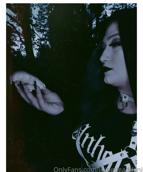 livingdeaddani adult model pic