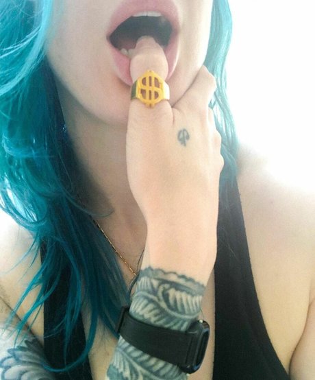 DanikaXIX model hot image