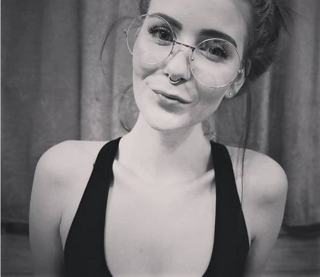 LittleBee star nude img