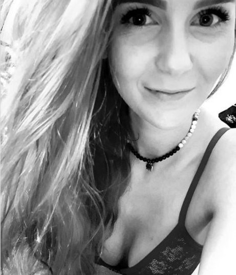 LittleBee model naked image