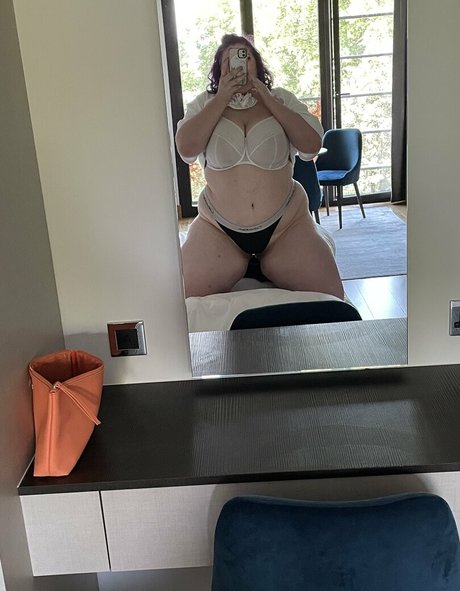 phoebetheunistudent high quality model image