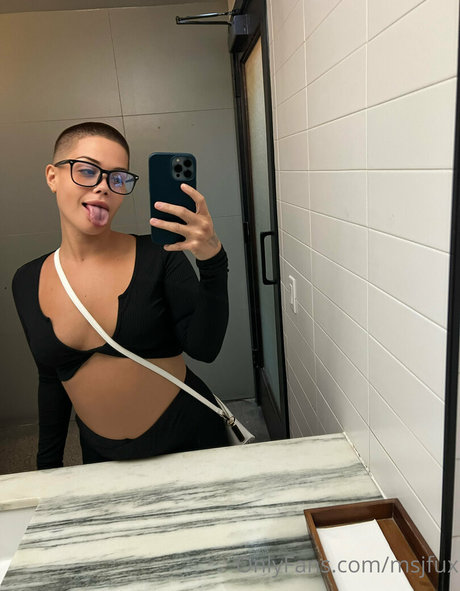 thericandemon model naked photo