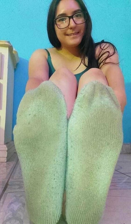 thawniefeet exclusive model image