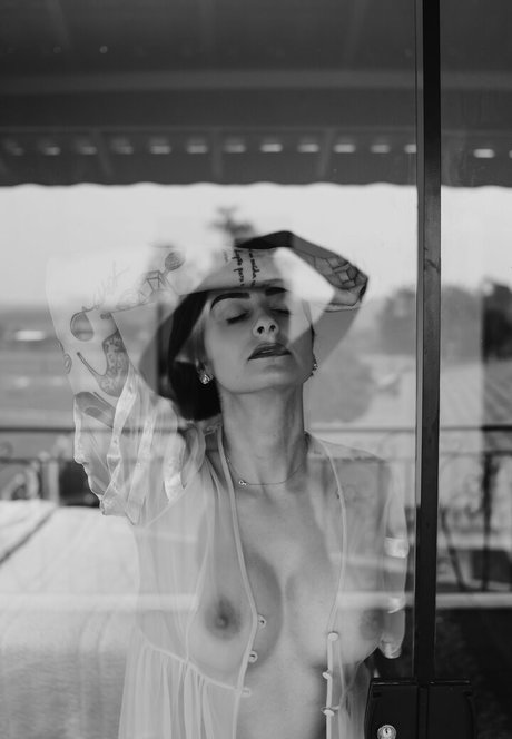 Gabi Benvenutti naked model photo