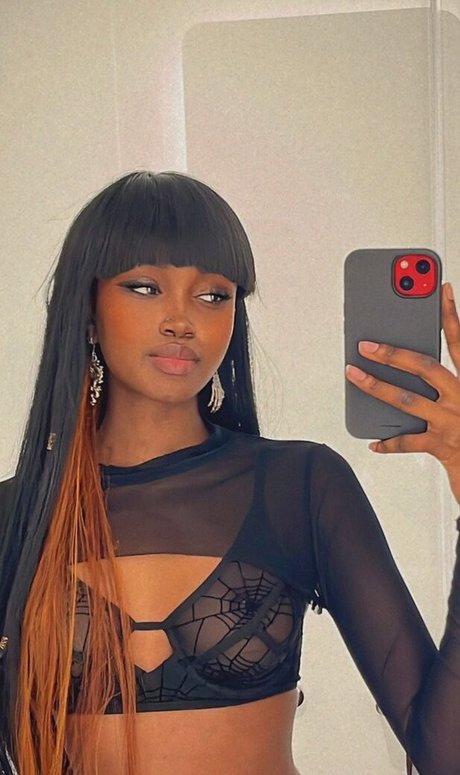 Richchocolit naked pornstar img