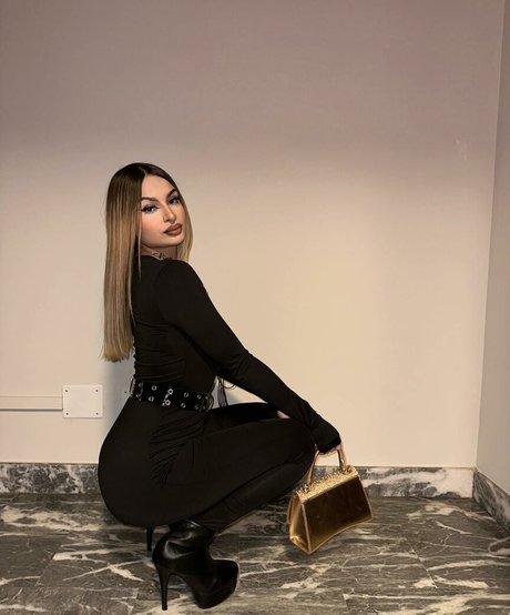 pregnant xxx onlyfans erotic photo