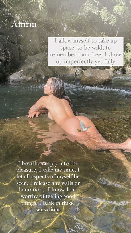 Hitomi Mochizuki star nude pics