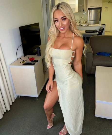 Fit Kitty nude pornstar archive