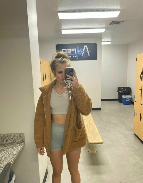 yourgirlzoey model pornographic pics