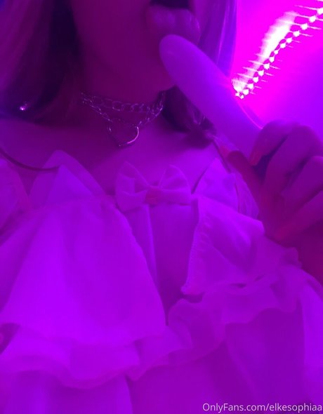 elkesophiaa art actress pic