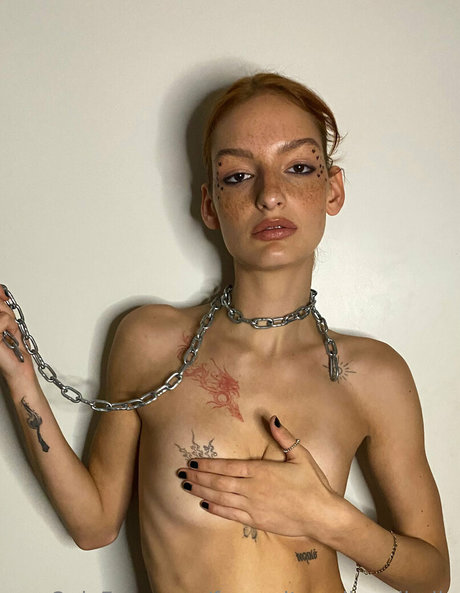 favouriteredheadbella sexy actress picture