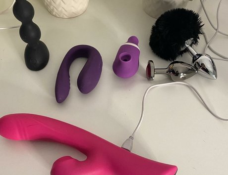 Alice Big Clit adult star picture