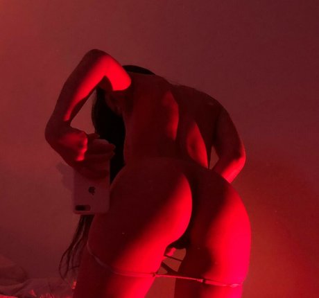 __tsunamy naked model picture