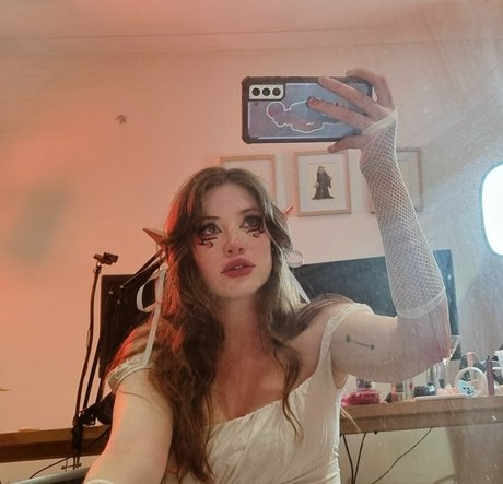 Knightsinclair star nudes picture