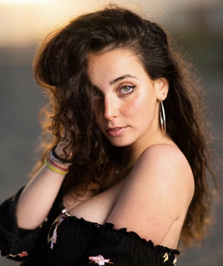 Chloe M model hot photo