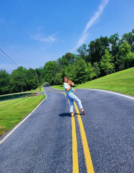 Amanda F naked model gallery