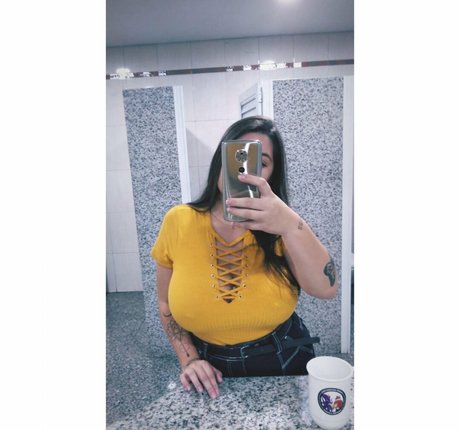 Cyntia K top star picture