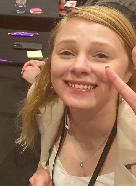 Sydney Poniewaz model hot photo