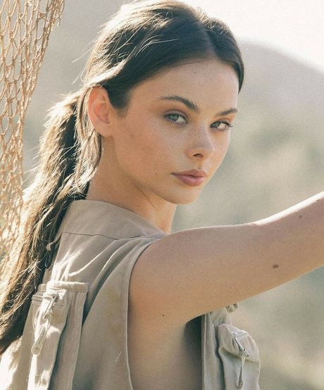 Meika Woollard model art picture