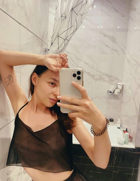 elen de len art model image