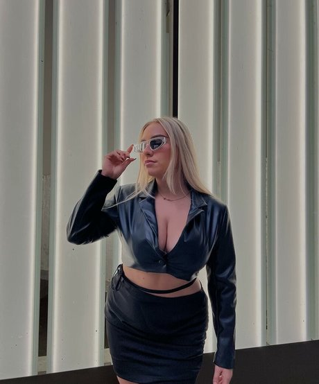 Beth Riva hot actress photo