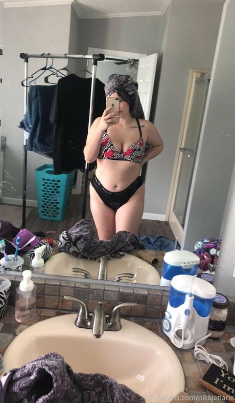 nikoletlarie naked actress photos