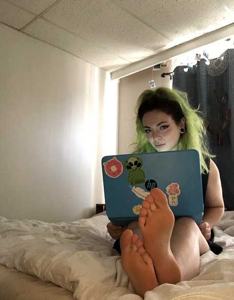 oliviafeetqueen beautiful model image