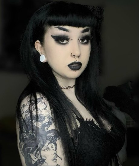 allfails naked model pic