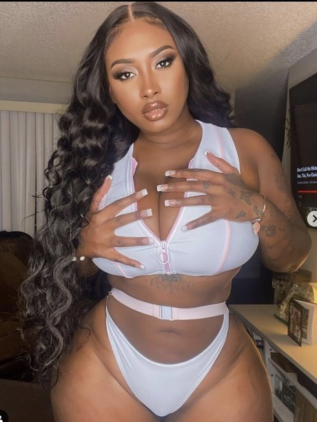 Nathalia Domingos hot actress picture