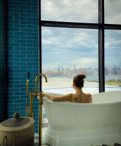 Eliza Taylor Profile pic