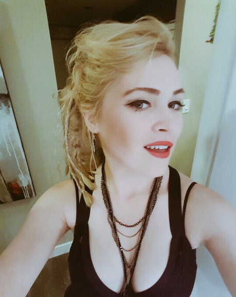 Eliza Taylor model hot photos