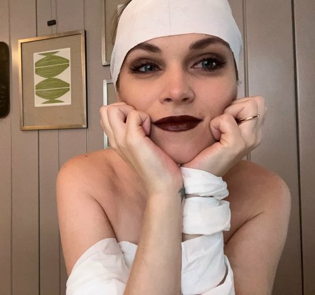 Eliza Taylor model pictures