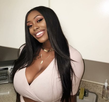 NonnieBaby model sexy photo