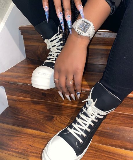 NonnieBaby star naked pics