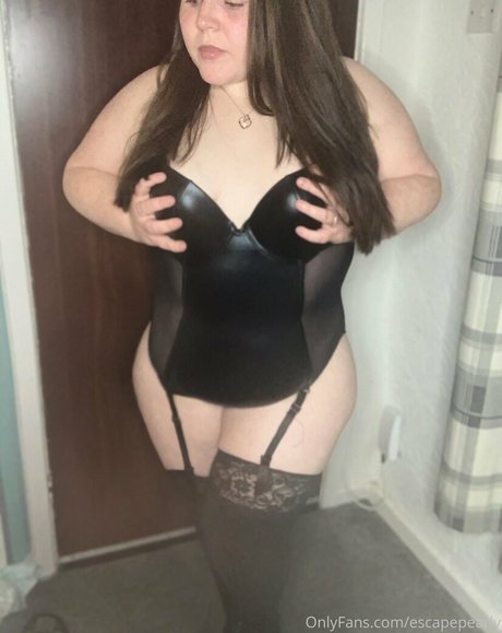 escapepearly model photo