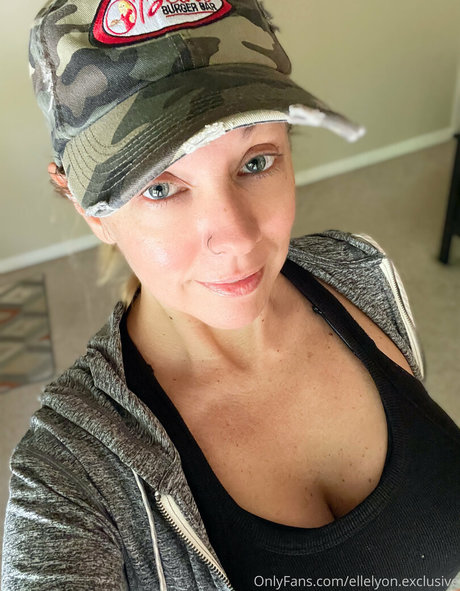 ellelyon exclusive beautiful model pictures