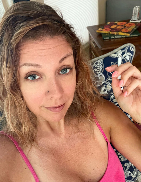 ellelyon exclusive sexy model image