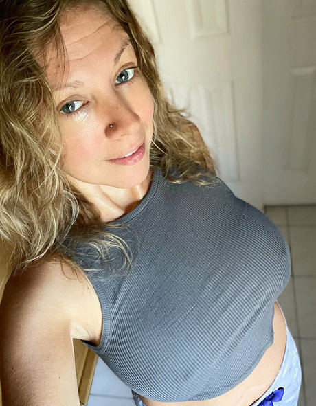 ellelyon exclusive nude model pics