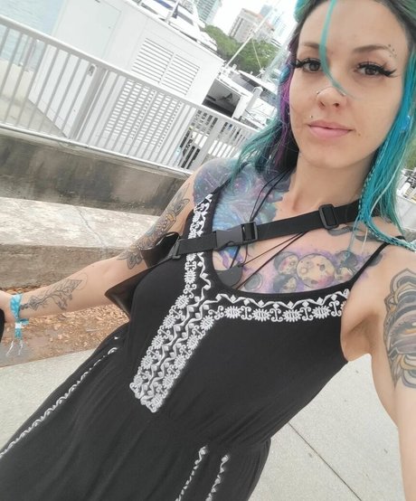 hollyborealis model exclusive img