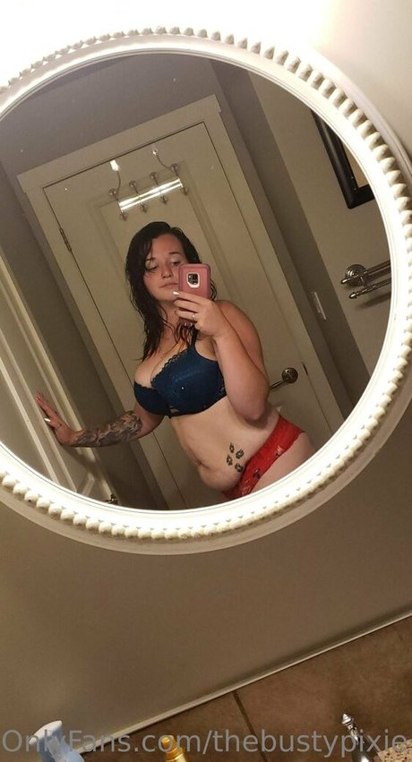 thebustypixie model top photo