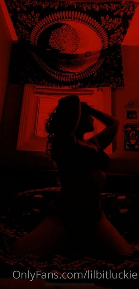 lilbitluckie naked model photo