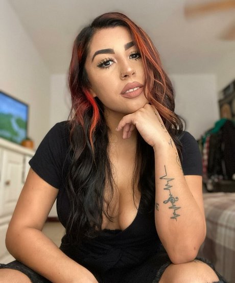 gabrielamal_ model top img