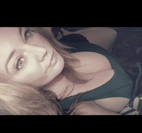 dutchcurvesinheels pretty model image