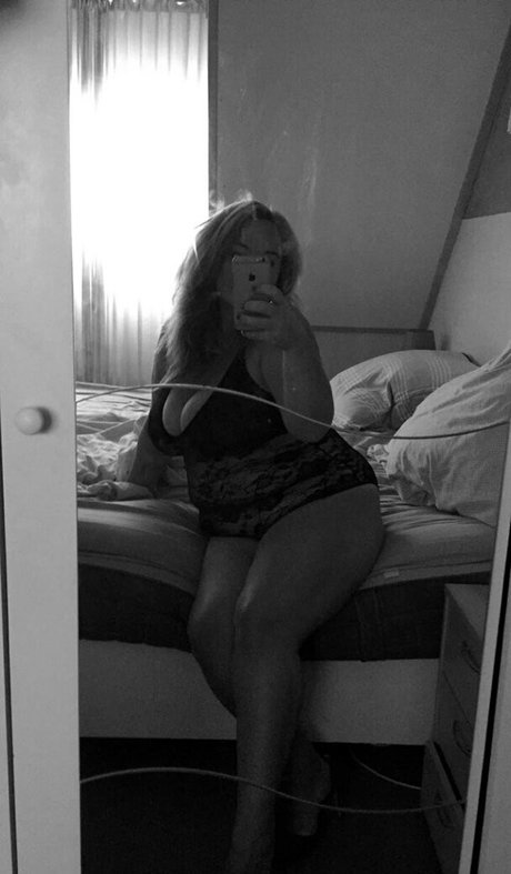 dutchcurvesinheels model xxx pictures