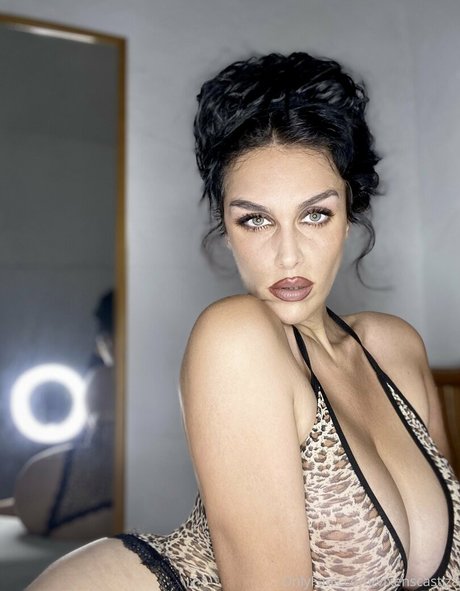 Castiza Vixens hot actress gallery