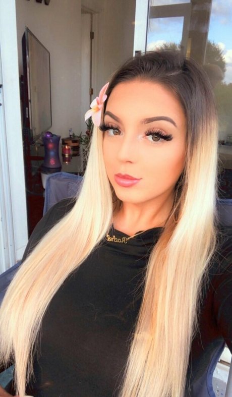 Rachel S nude model pictures