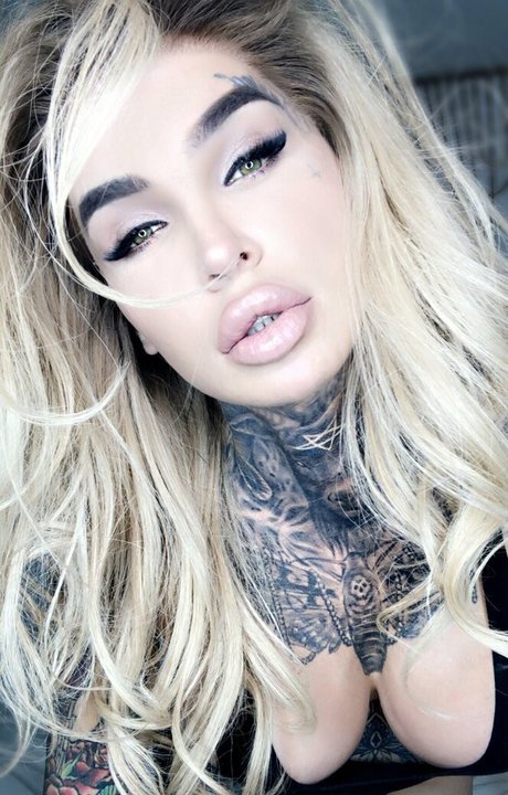 Emy Lee hd model gallery