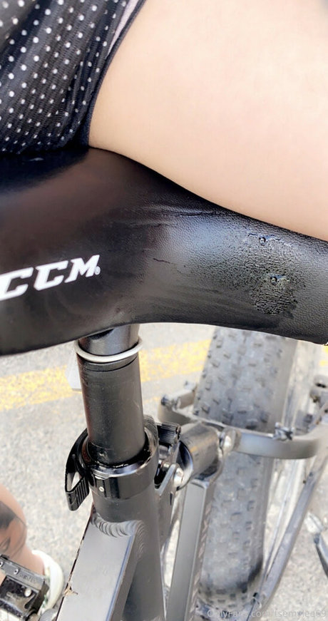 Emy Lee nude model picture