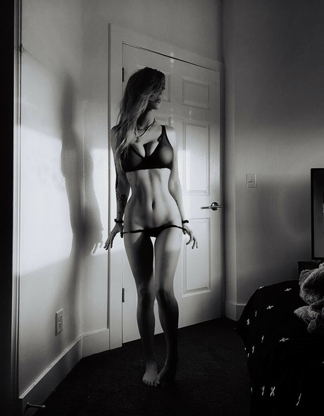 ItsRavenRoses pornstar nude gallery