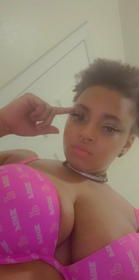 chesshy luv model nude picture